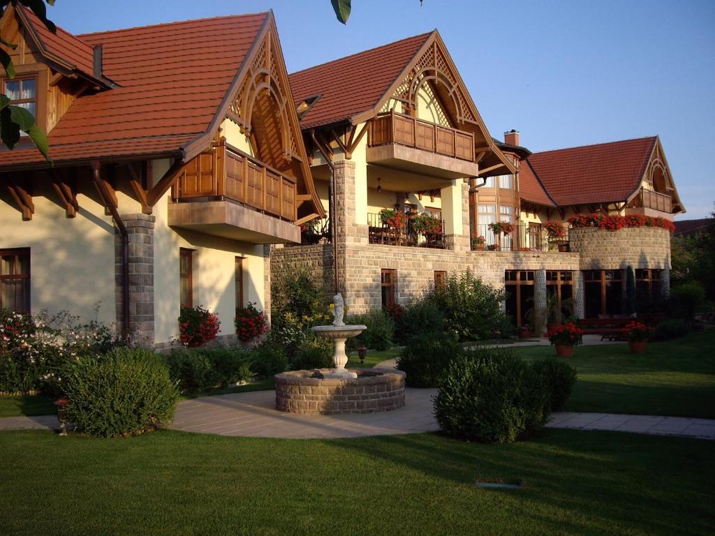 Palazzo Wellness Villa Eger Bagian luar foto