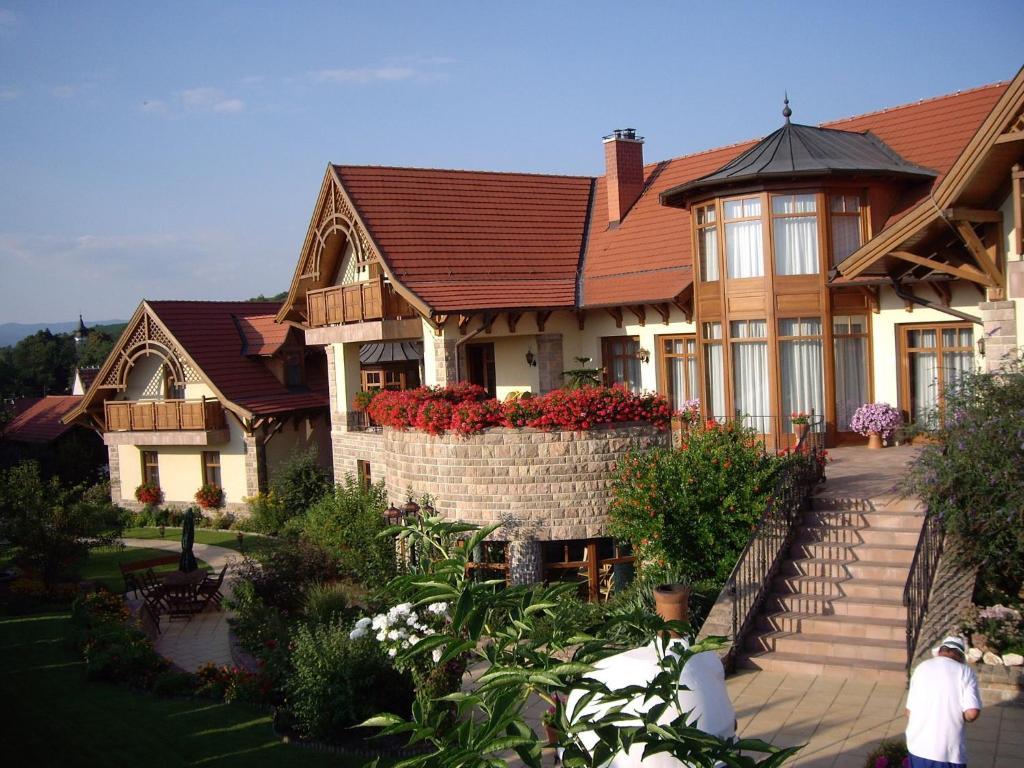 Palazzo Wellness Villa Eger Bagian luar foto