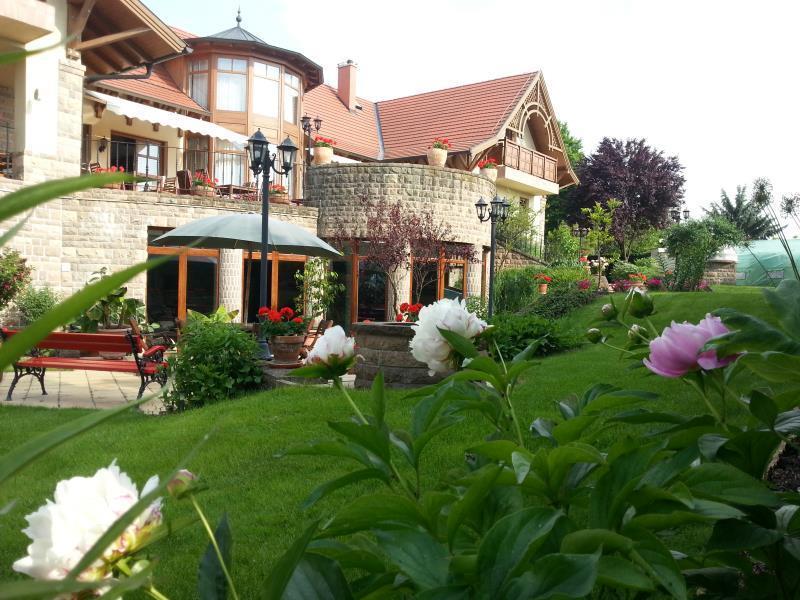 Palazzo Wellness Villa Eger Bagian luar foto
