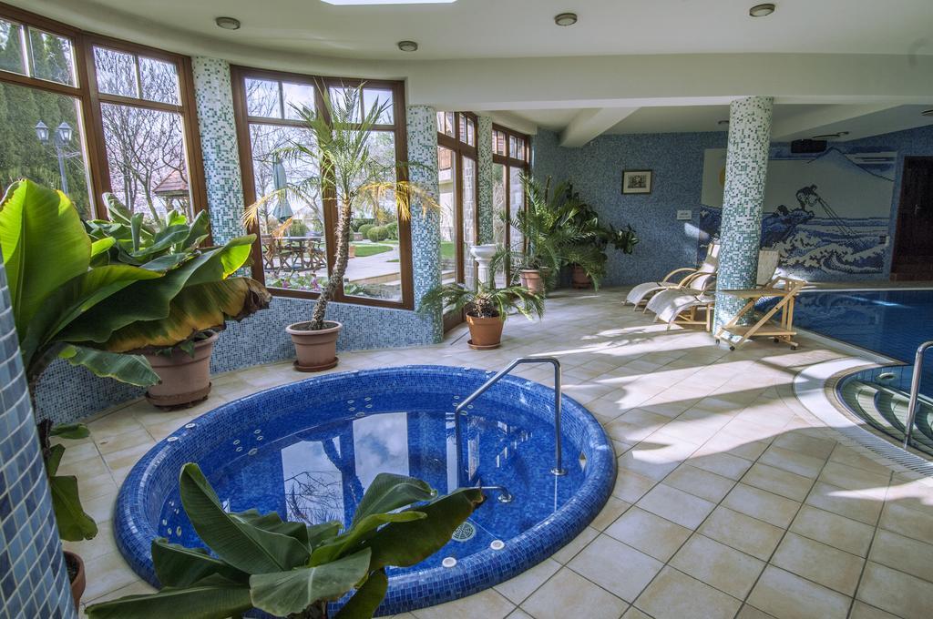 Palazzo Wellness Villa Eger Bagian luar foto