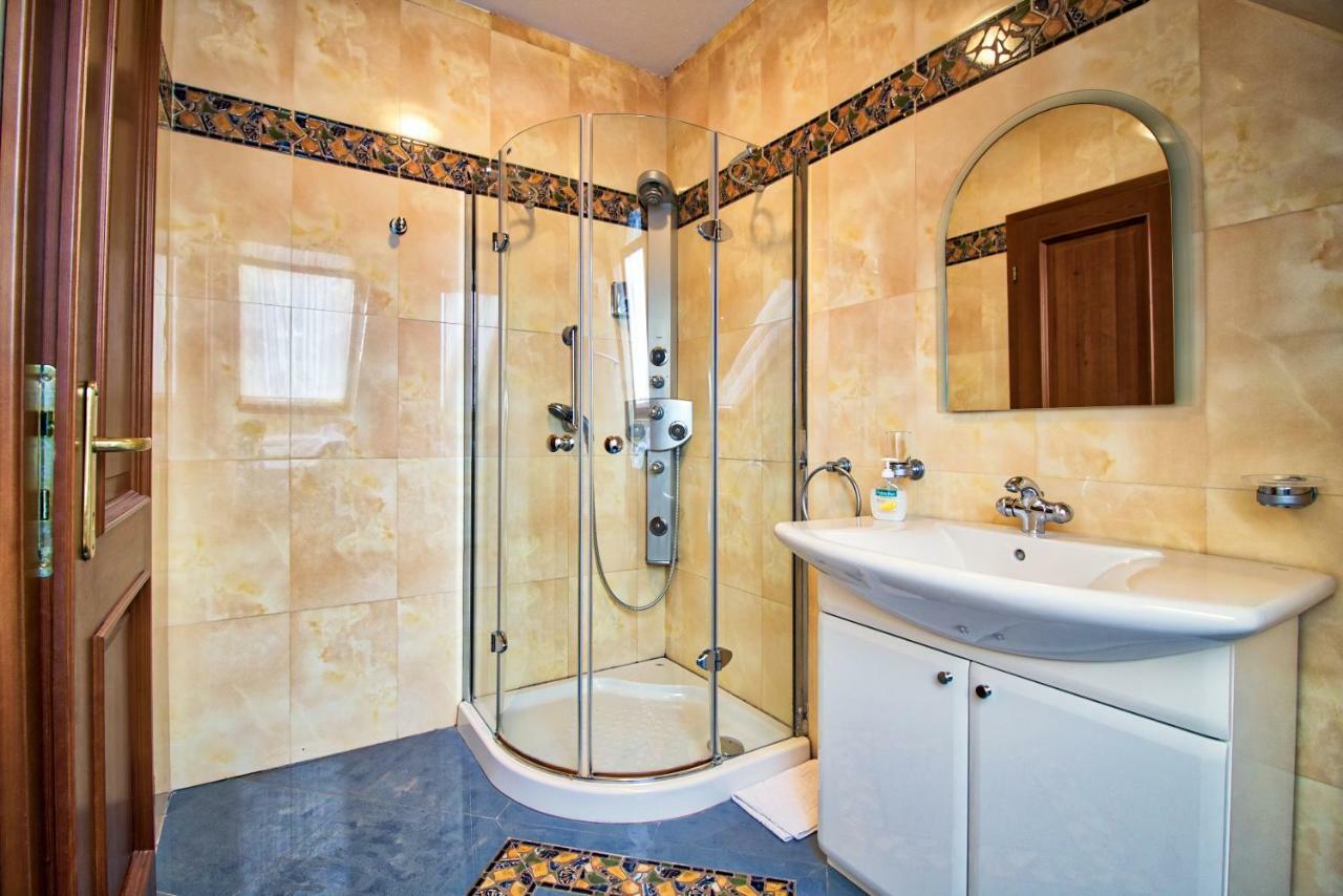 Palazzo Wellness Villa Eger Bagian luar foto