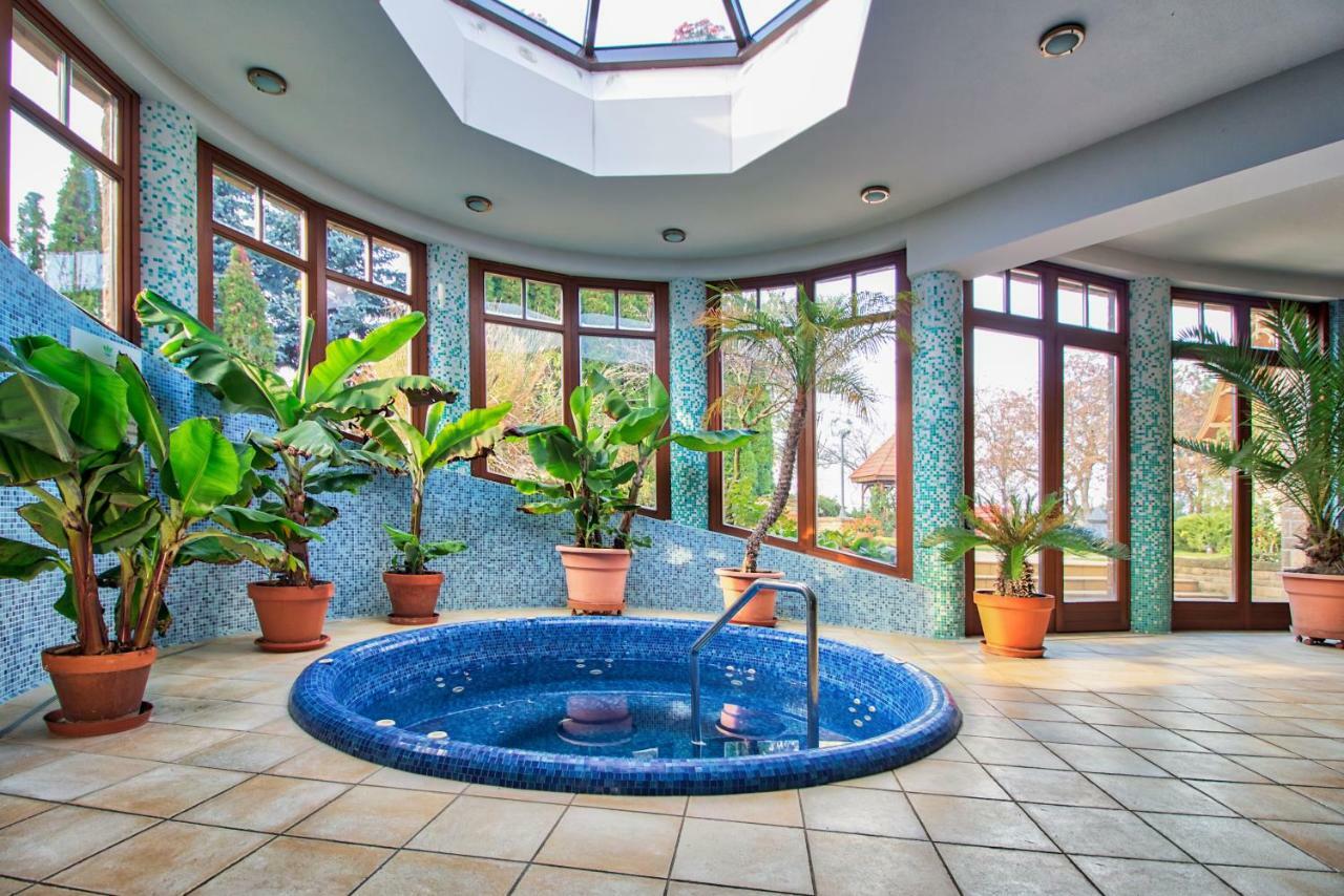 Palazzo Wellness Villa Eger Bagian luar foto